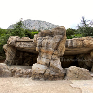 Thematicland diseño y construcción de una cueva con rocas artificiales, cascada y spa en el Hotel Balneario la Hermida en Cantabria.